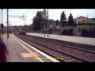 Attenzione: treni in transito! Allontanarsi dalla linea gialla!