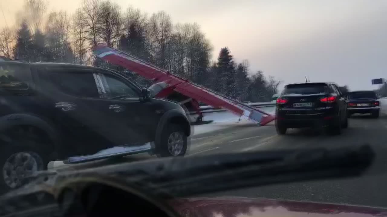 Russie : un avion atterrit d’urgence sur l’autoroute