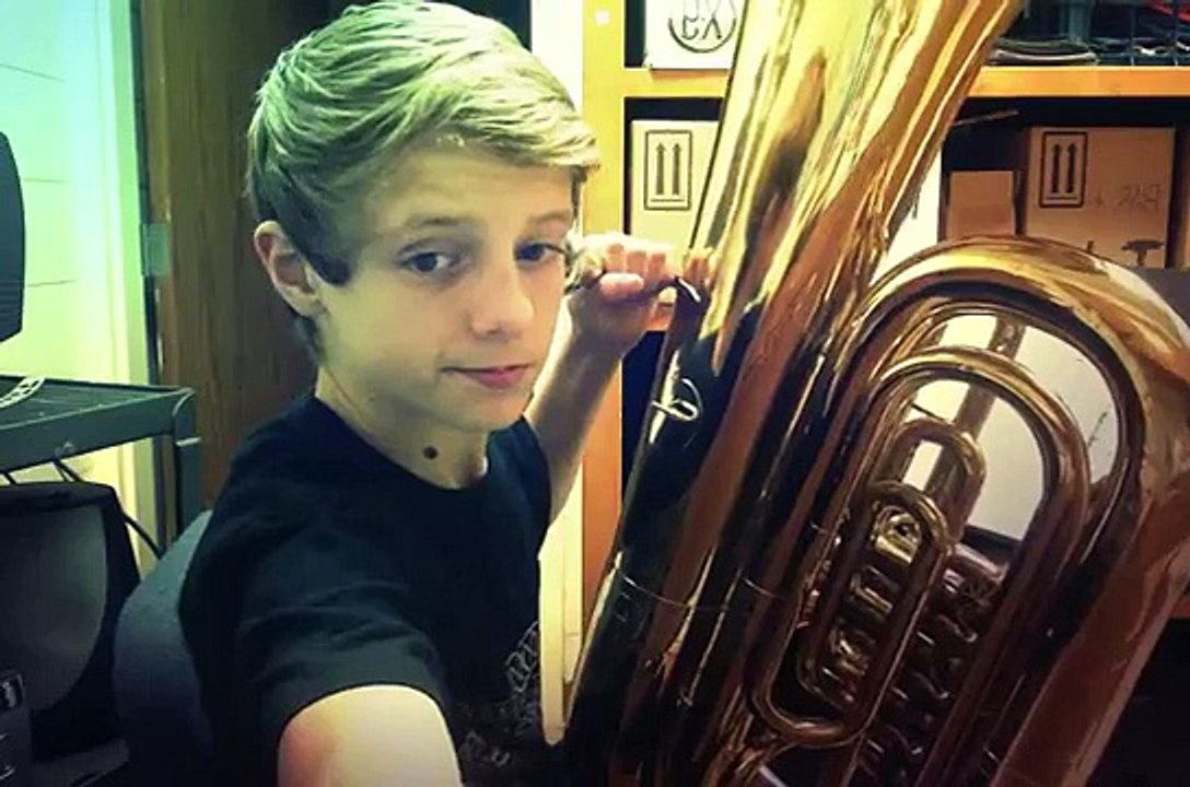 Un enfant joue du tuba (fail)