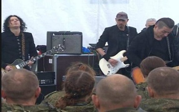 «Агата Кристи» выступила перед российскими летчиками в Сирии