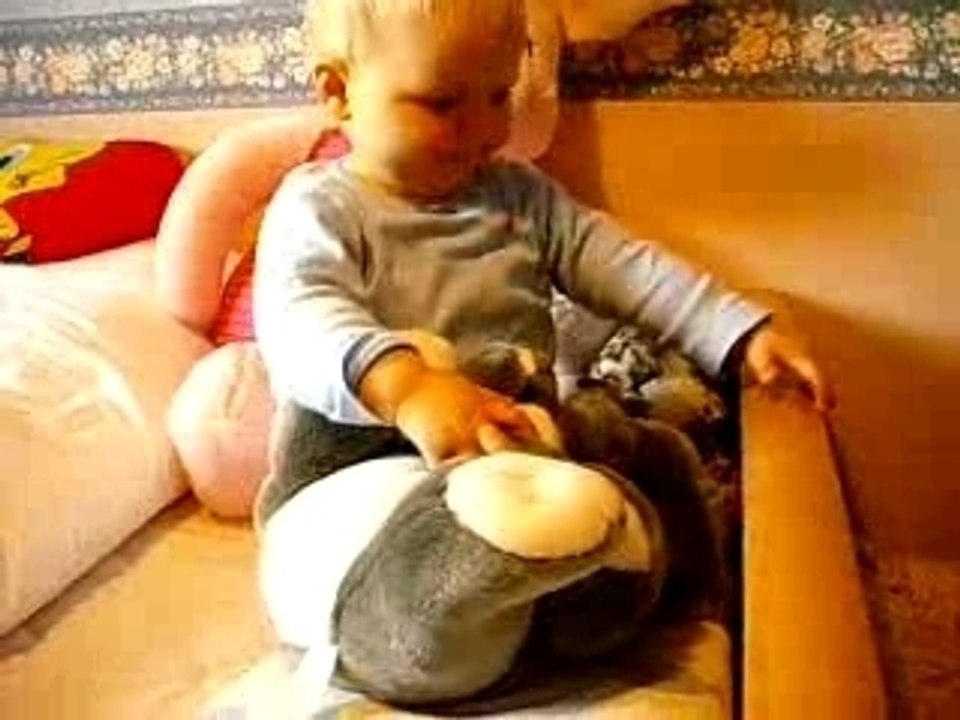 Léo fasciné par le tabouret