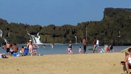 Мощная волна накрыла отдыхающих!