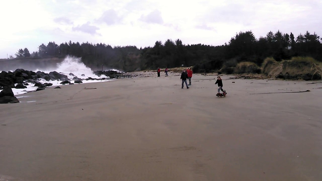 Des touristes chanceux échappent à une vague géante pendant une tempete à Coos Bay