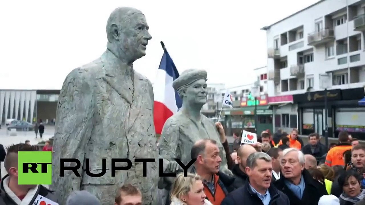 Des Calaisiens chantent la Marseillaise lors de la manifestation pour «soutenir les emplois»