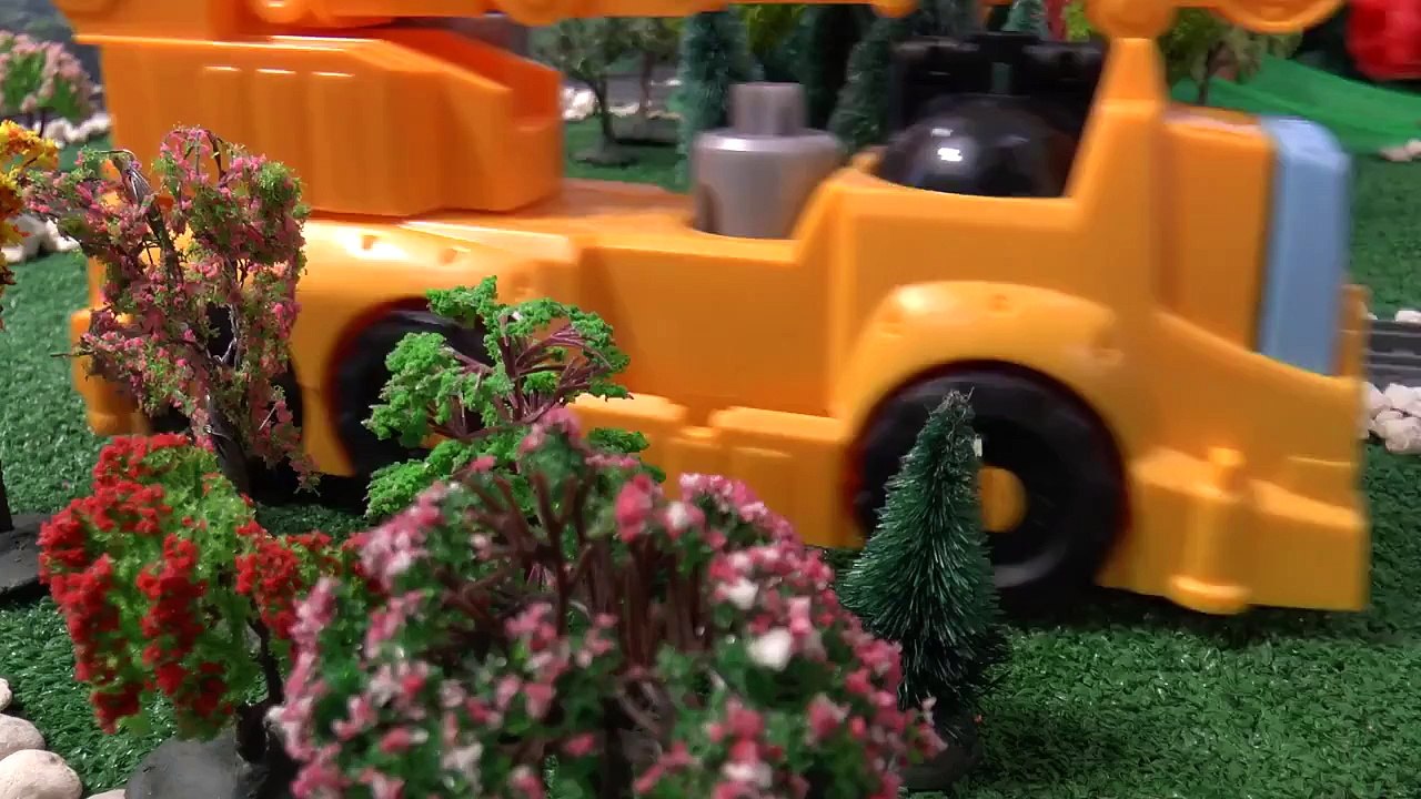 Thomas & Friends Toy Train Accidents and Crashes Play Doh Paw Patrol Superman and Batman Toys