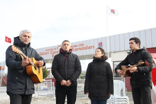 Grup Yorum'dan Can Dündar ve Erdem Gül'e 'Çav Bella'lı destek