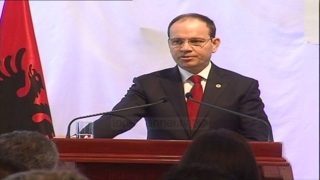 Nishani: Hetimi i krimeve të komunizmit - Top Channel Albania - News - Lajme