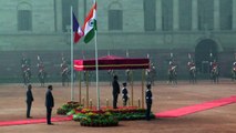 Modi welcomes Hollande in New Delhi during official ceremony