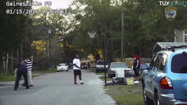 Match de basket improvisé avec un policier