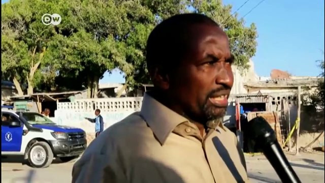 Somali extremists attack restaurant | DW News