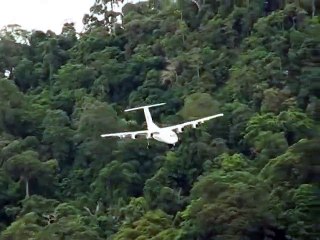 Crosswind landing on Tioman Island, Malaysia Big Planes