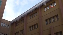 Erzincan Hastane Çatısında Oluşan Buz Sarkıtları İtfaiye Kırdı