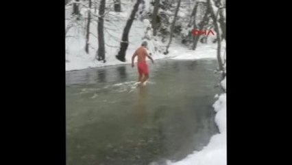 Bolu Abant Gölü'nün Buzunu Kırıp Suya Girdi
