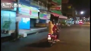 L'homme monte scooter avec chien Mdrr