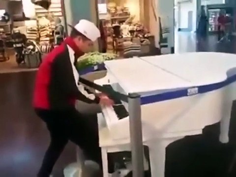 Парень в аэропорту проходил мимо рояля и решил сыграть...