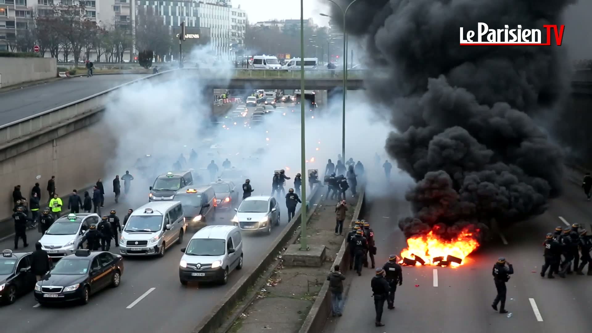 Grève des taxis : incidents et interpellations porte Maillot - Vidéo  Dailymotion