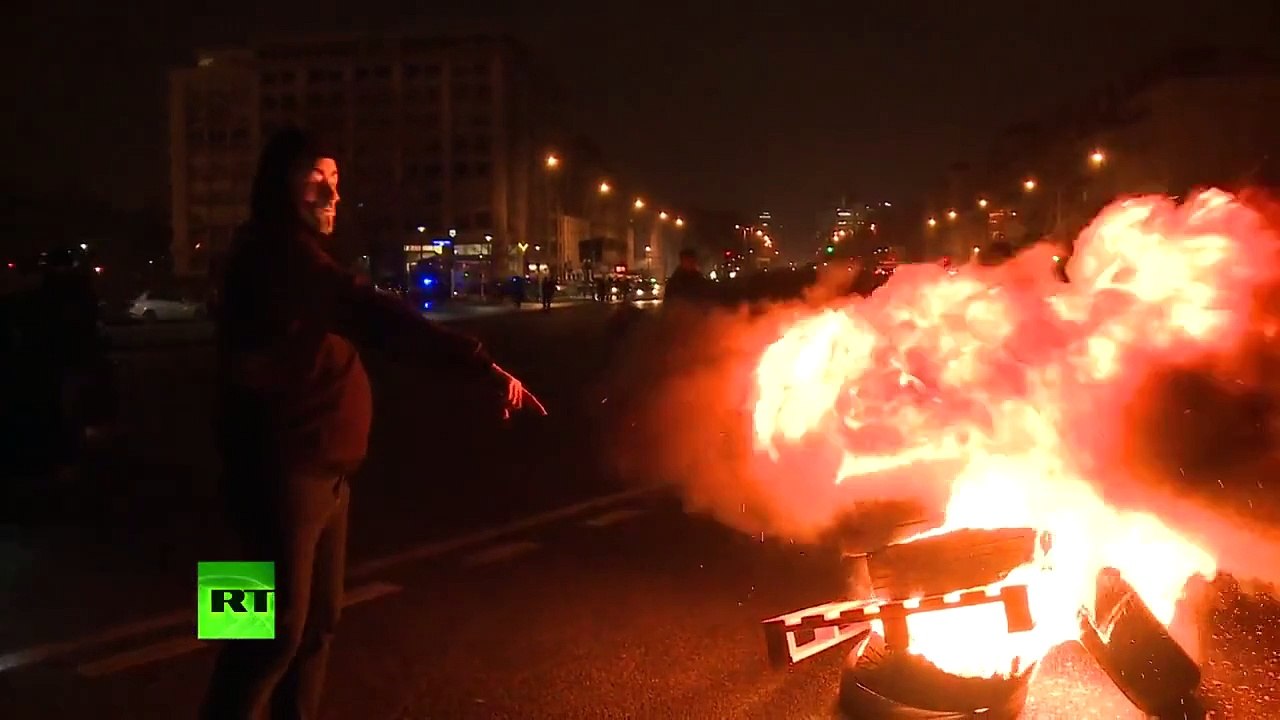 Mobilisation des chauffeurs de taxis à Porte Maillot contre Uber