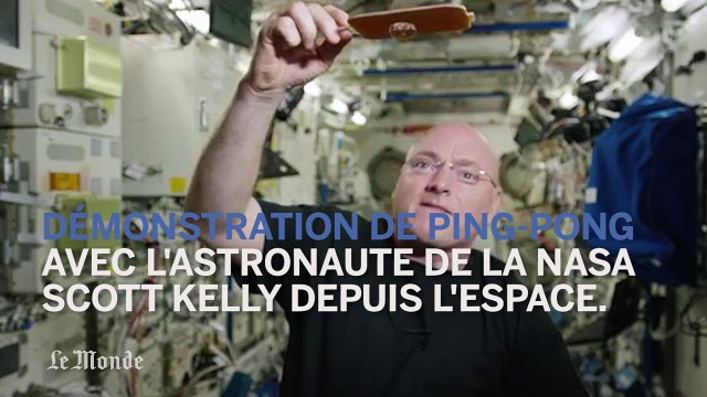 Un astronaute joue au ping-pong dans l'espace
