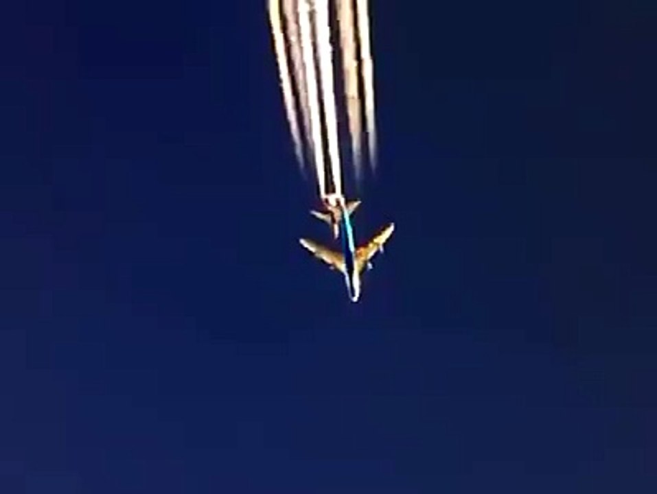 Boeing 747 taking over 737. Awesome