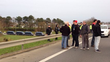 RN 165 bloquée par les agriculteurs à Auray