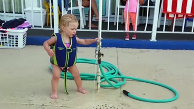 Ce gamin est en galère avec son robinet... Mais comment ça marche???