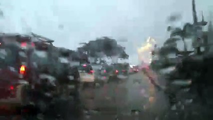 Intensa lluvia provocó caos vehicular en Guayaquil