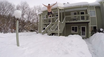 Snow Challenge : ils plongent dans la neige en maillot de bain après la tempête Jonas aux USA