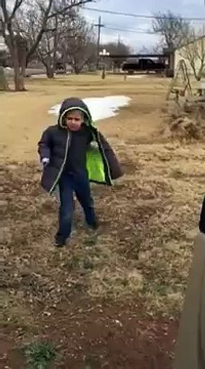 Menino tem reação emocionante ao reencontrar o seu cão desaparecido