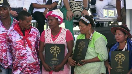 Colômbia restitui terras a deslocados por conflito