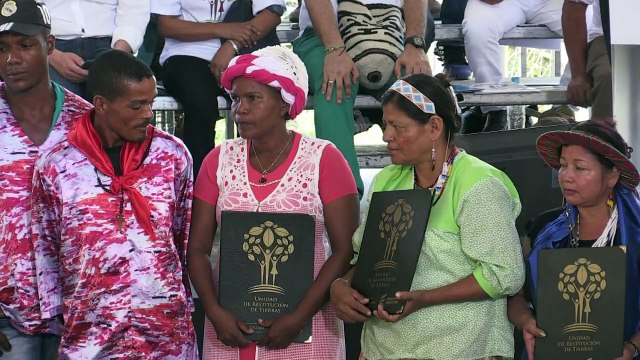 Colômbia restitui terras a deslocados por conflito