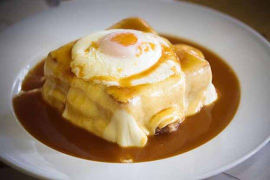 Um dos segredos mais bem guardados! Aprende como fazer o verdadeiro Molho de Francesinha!