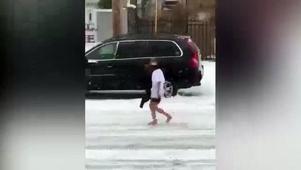 Dünya karda yarı çıplak gezen bu kadını konuşuyor!