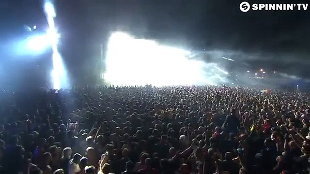 Patrolla vs Adamski - Killer feat Seal (MOTi Remix) [Tiësto Live @ Creamfields UK 2015] (World Music 720p)
