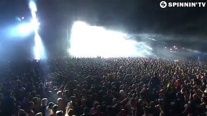 Patrolla vs Adamski - Killer feat Seal (MOTi Remix) [Tiësto Live @ Creamfields UK 2015] (World Music 720p)
