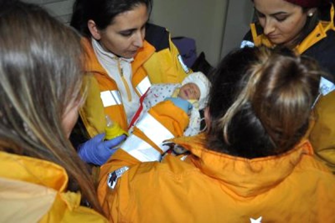 İzmir'de Yeni Doğan Bebeği Sokağa Terk Ettiler