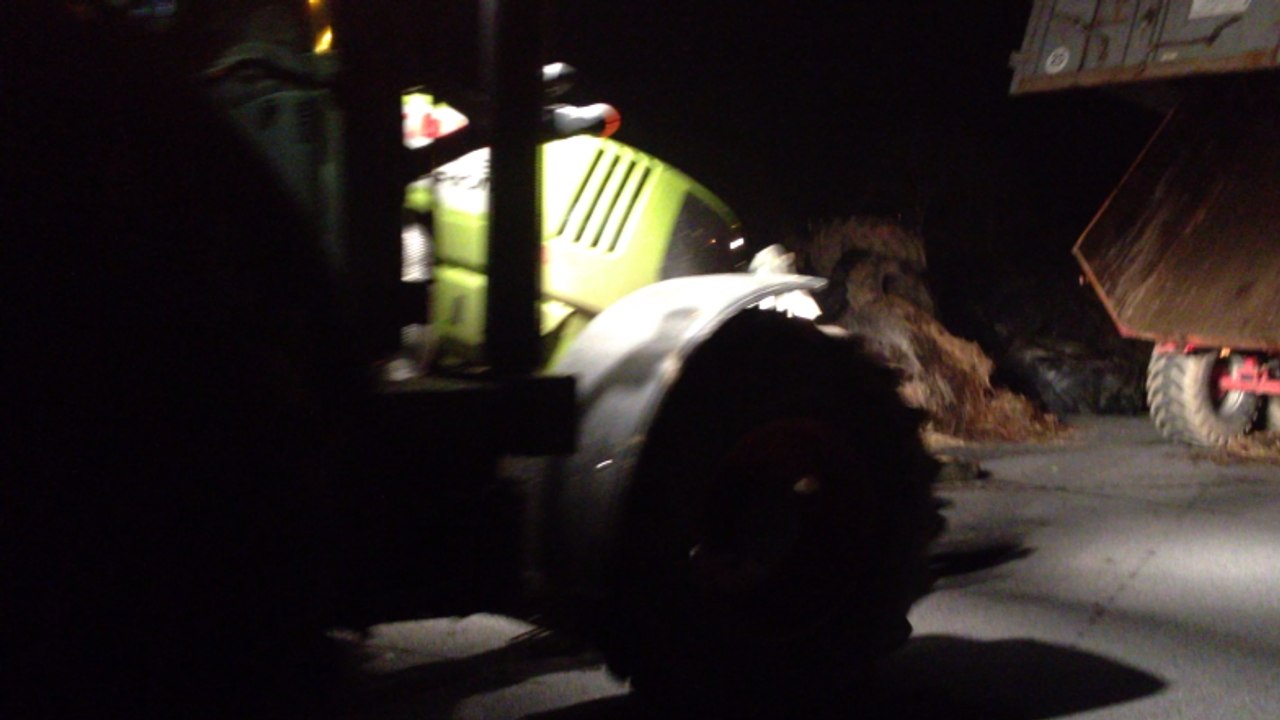 250 agriculteurs bloquent la RN 165