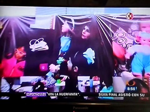 ITATI CANTORAL, INVITA A NIÑAS DE ORFANATO A ANNIE, PRIMERO NOTICIAS, ENE 25 2016