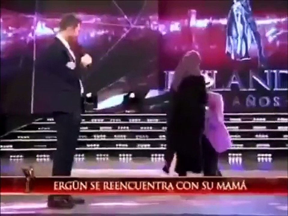 شخص لم يرى والدته منذ 10 سنوات ......شاهد ردة فعله بعد أن رأها أمامه والله تبكي