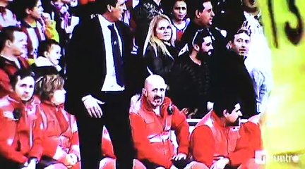 لقطة رائعة لمدرب إشبلية طرده الحكام من الملعب والمدرب يخدعه بمساعدة لاعبين الاحتياط