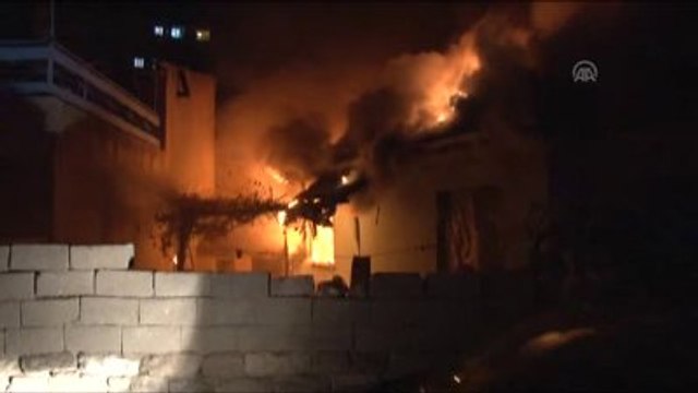 Evinin Yanışını Gözyaşları İçinde İzledi