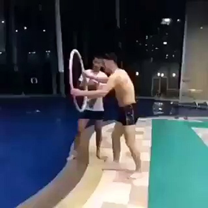 LOL - LA blague a faire a la piscine!