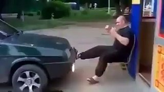 OMG - Ce mec arrive a retenir une voiture avec ses jambes!