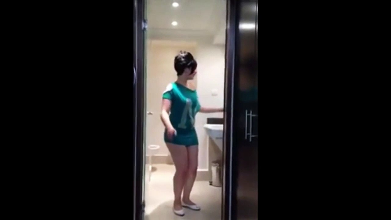 رقص زیبای دختر ایرانی در حمام Iranian girls dance in bathroom