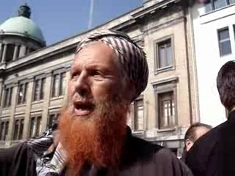 Bastin sur l'affiche PJM et l'écologie globale