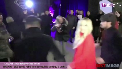 Exclu Vidéo : Rita Ora : Elle ose la robe Versace qui ne tient qu’à un fil …