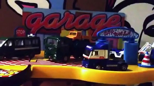 Oyuncak araba garajı,polis arabaları,tır,ambulans,çizgi film