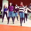 Kızların Dansını Hiçe Sayarak Aralarından Geçen Kadın
