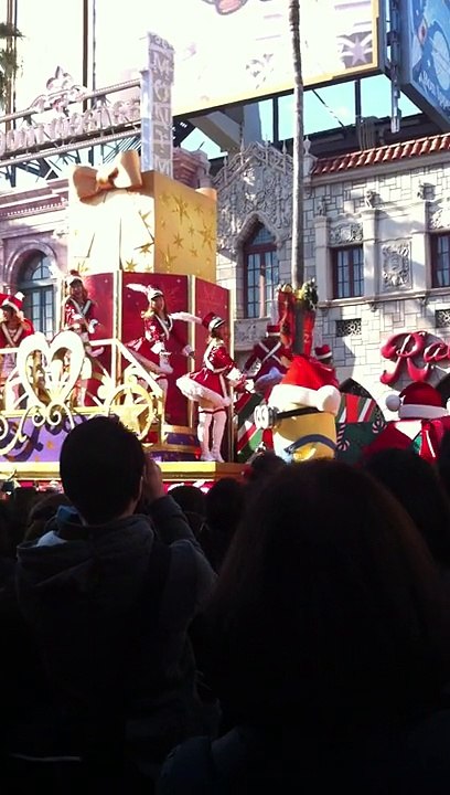 the minions dancing with Japanese Girls