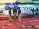 Pakistani Police kay Ajeeb Salute or Parade (Most Funny)