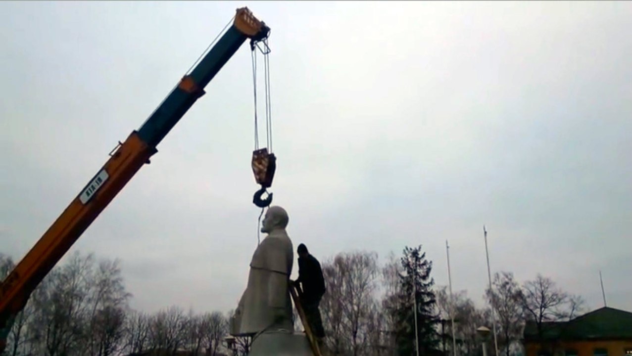 Crane Fail Decapitates Statue